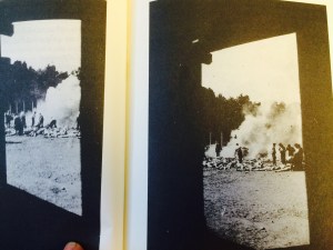 Dos fotos tomadas por un sonderkommando presumiblemente desde la cámara de gas, de la incineración al aire libre.